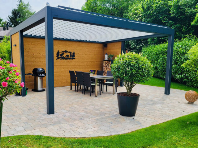 Pergola mit Holzwand